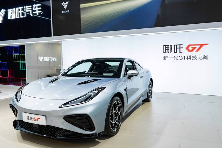 深圳205哪吒汽车在智能汽车领域的表现，领途汽车在新能源汽车市场中的影响力